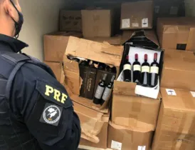 Cada furgão estava carregado com pelo menos mil garrafas de vinho
