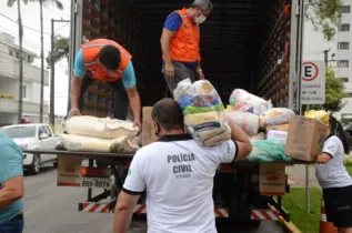 As doações foram entregues à Defesa Civil que fará a entrega para vítimas de enchentes em Guaraqueçaba, no Litoral.  