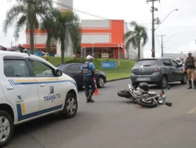 Batida aconteceu na manhã desta terça e deixou motociclista com lesões moderadas