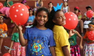 Para a data não passar em branco, a ONG Favela Mundo produziu vídeos que resgatam o clima e a cultura da festa brasileira, com músicas, danças e alegria