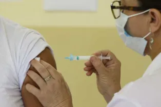 Governo do Paraná garantiu reserva orçamentária de R$ 200 milhões para a compra de vacinas