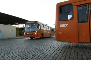 Após decreto municipal, ônibus estão operando em horário de domingo na cidade