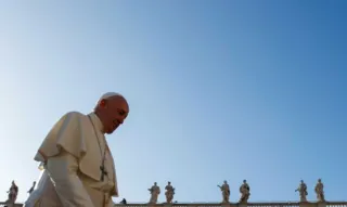Na visita de quatro dias, o papa se apresenta como "peregrino da paz"