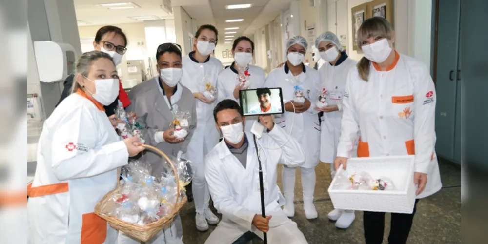 Imagem ilustrativa da imagem Enfermeiros são homenageados com bonecas de fuxico no PR