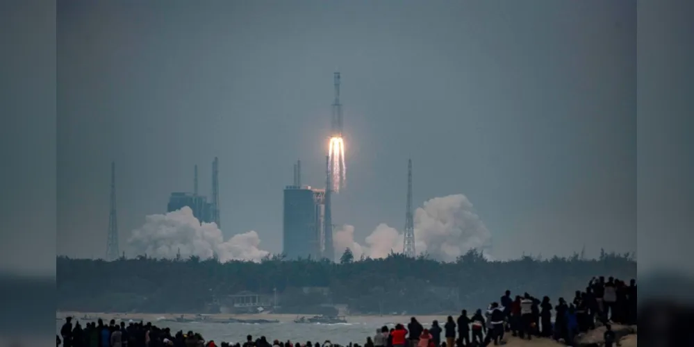 Foguete utilizado para lançar o início do plano de construção de uma estação espacial chinesa deve voltar ao planeta totalmente descontrolado