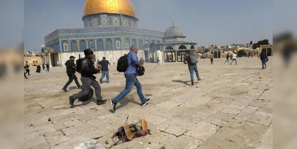 Manifestantes palestinos atiraram pedras e policiais israelenses dispararam granadas de atordoamento e balas de borracha