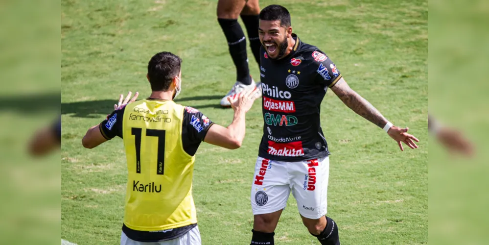 Leandrinho (à direita) foi o autor do 1º gol do Operário.