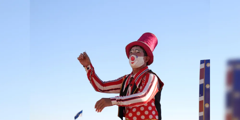 Iniciativa está levando a lona do circo com o Palhaço Picolé, a Bailarina e o Palhaço Sardinha para praças públicas de Ponta Grossa