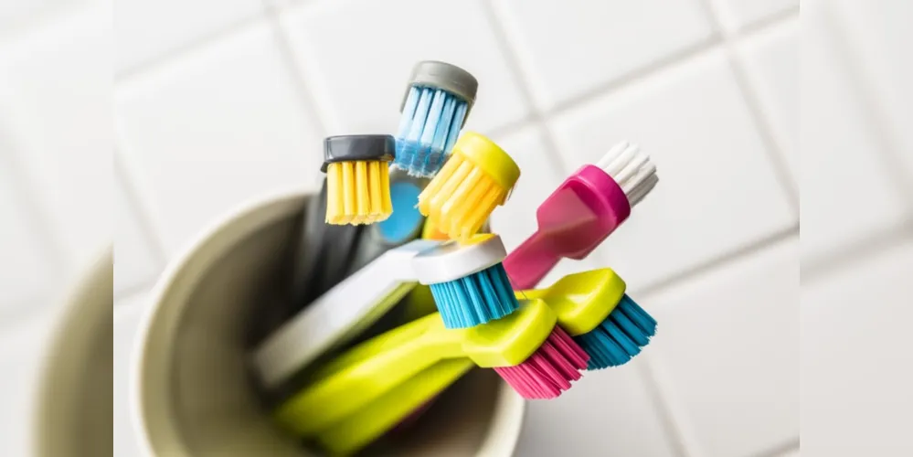 Deixar as escovas juntas, muitas vezes em contato, é um dos erros comuns no cuidado com a saúde bucal