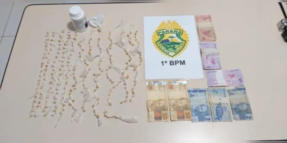 A polícia encontrou 258 pedras de “crack” na residência. 