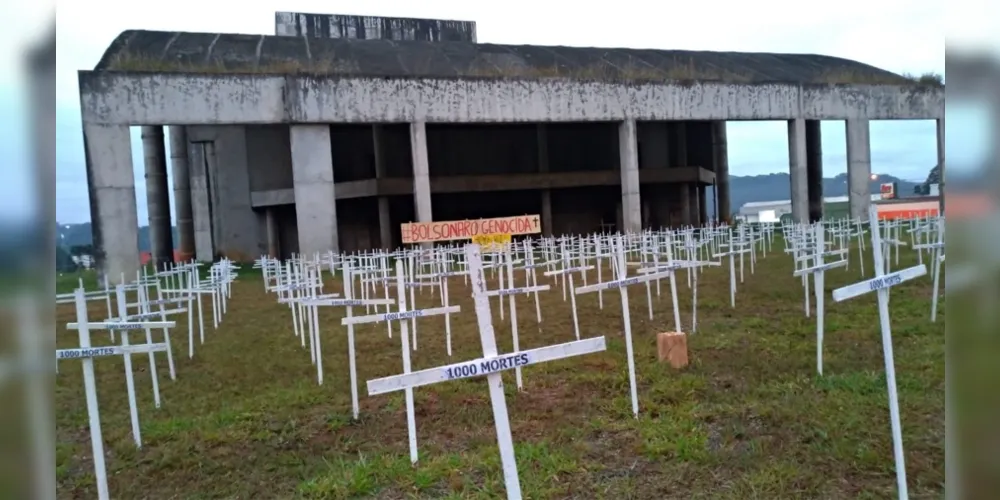 Para simbolizar cada uma das vítimas, a organização colocou 400 cruzes no pátio do teatro abandonado da cidade