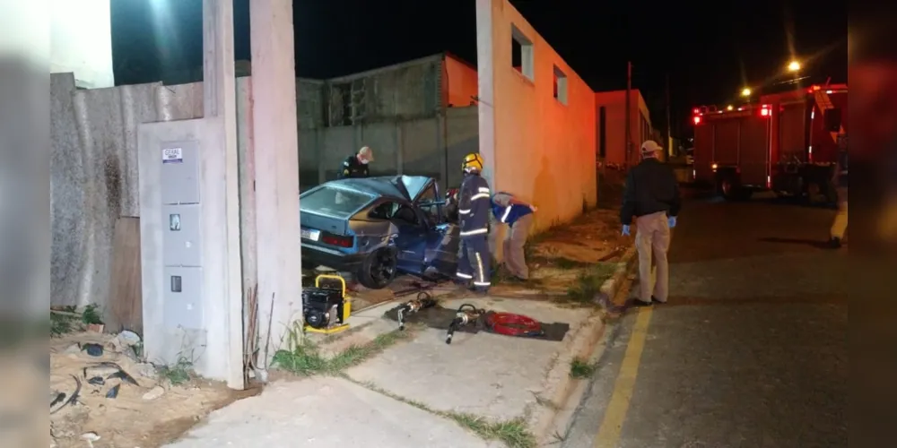 Acidente aconteceu na noite deste sábado (8) na Rua Londrina, Vila Santo Antônio.