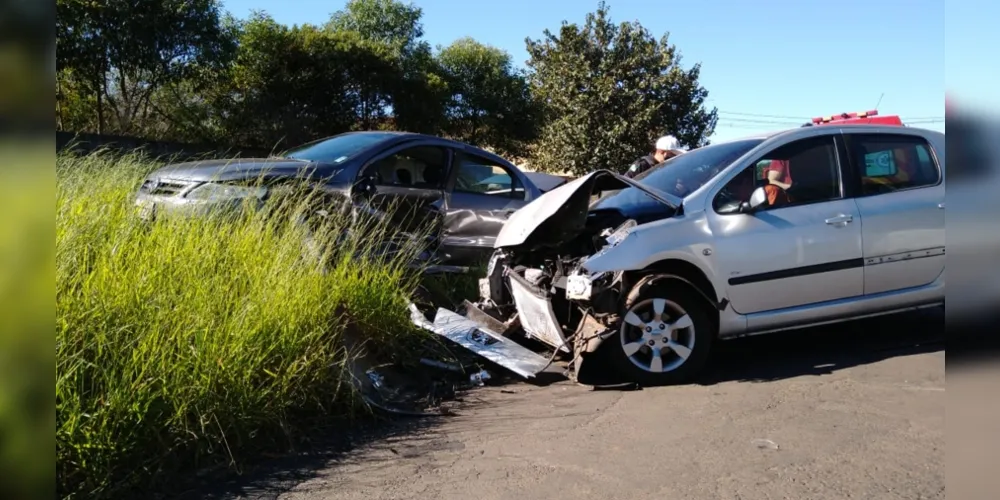 Segundo informações, o condutor de um Peugeot seguia pela rua Aleixo Barszcz quando furou a preferencial e atingiu um automóvel Voyage