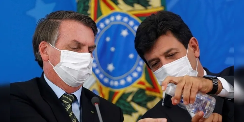 Em livro, ex-ministro diz que presidente não se importava com dados da pandemia e se limitava a defender a cloroquina