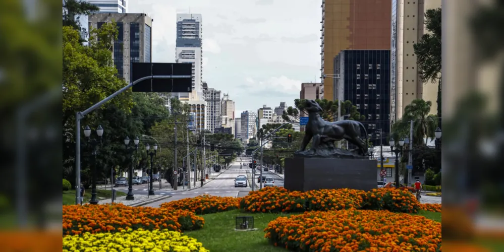 Imagem ilustrativa da imagem Curitiba segue com bandeira laranja, mas amplia horários