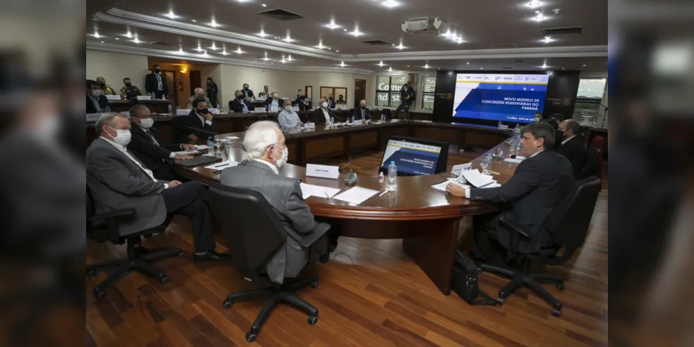 Ministro Tarcísio Gomes de Freitas (à direita) fala durante reunião com entidades do setor produtivo paranaense 