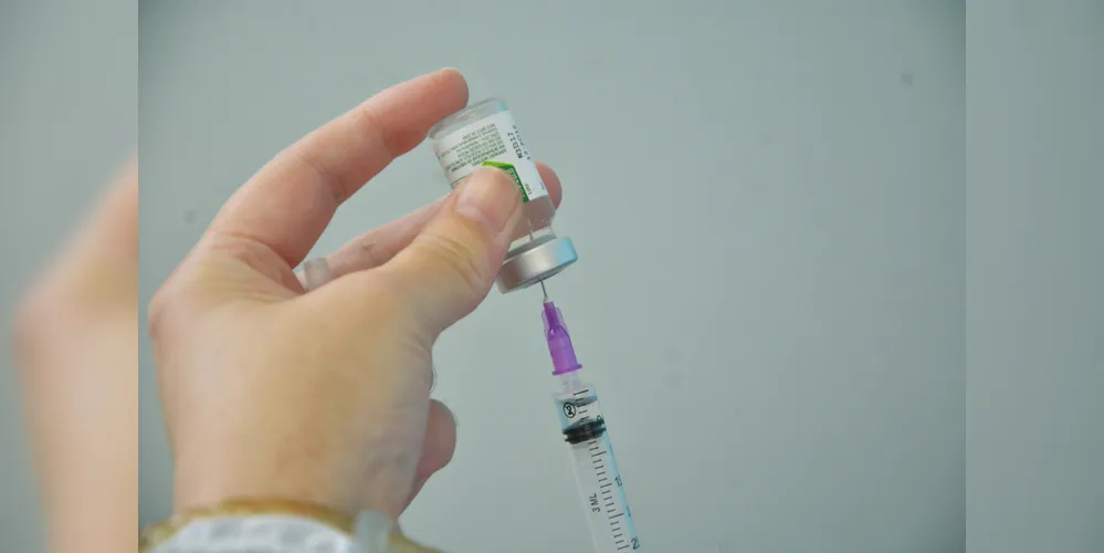 Vacinação tem início com profissionais da saúde