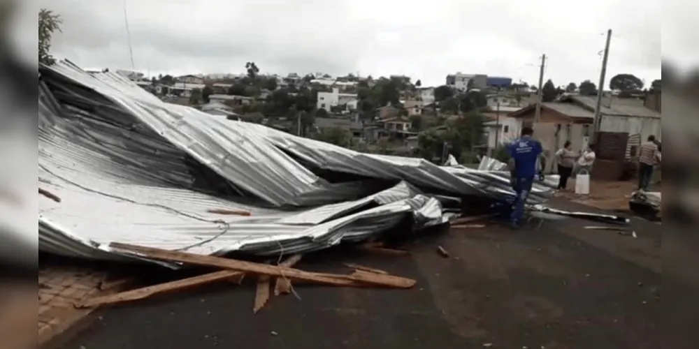 Destelhamentos no município paranaense de Pato Branco após vendaval da última noite com temporais