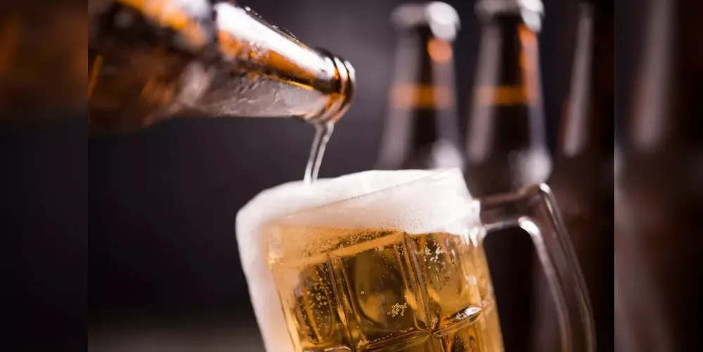 O brasileiro consome em média seis litros de cerveja por mês.