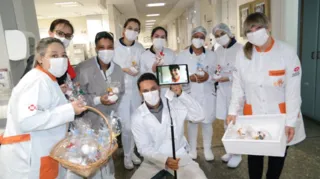 Imagem ilustrativa da imagem Enfermeiros são homenageados com bonecas de fuxico no PR