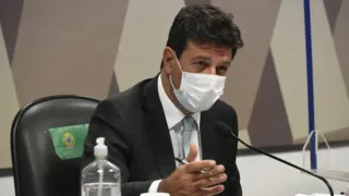 Imagem ilustrativa da imagem Mandetta diz que Bolsonaro quis alterar bula da cloroquina