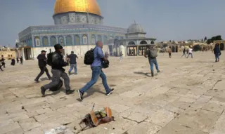 Manifestantes palestinos atiraram pedras e policiais israelenses dispararam granadas de atordoamento e balas de borracha