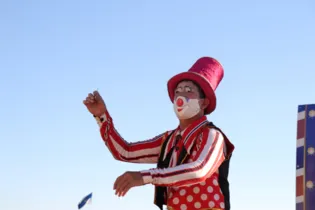 Iniciativa está levando a lona do circo com o Palhaço Picolé, a Bailarina e o Palhaço Sardinha para praças públicas de Ponta Grossa