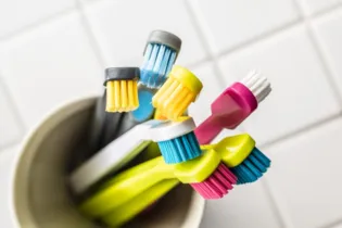Deixar as escovas juntas, muitas vezes em contato, é um dos erros comuns no cuidado com a saúde bucal