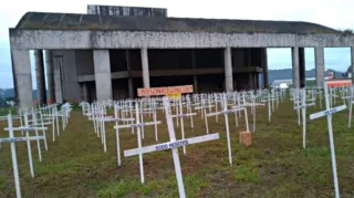 Para simbolizar cada uma das vítimas, a organização colocou 400 cruzes no pátio do teatro abandonado da cidade