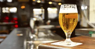 O consumo de bebidas alcoólicas em bares e restaurantes segue proibido em Ponta Grossa.