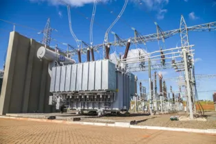 A subestação Ponta Grossa Sul opera em 230 mil Volts (kV)