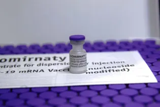 As doses contemplam a primeira aplicação (D1) da vacina em pessoas com comorbidades, pessoas com deficiência permanente e gestantes e puérperas com comorbidades