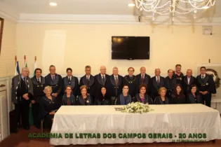Integrantes da Academia de Letras dos Campos Gerais (ALCG) na Sessão Magna de Posse da Diretoria 2019-2021 e aniversário de 20 anos da entidade, em 20 de março de 2019, Presidente Renata Regis Florisbelo.