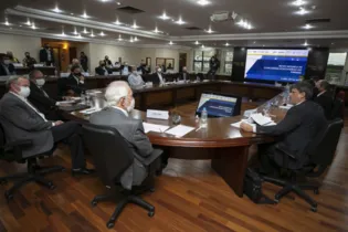 Ministro Tarcísio Gomes de Freitas (à direita) fala durante reunião com entidades do setor produtivo paranaense 