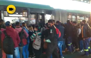 Imagem ilustrativa da imagem Vídeos mostram 'muvuca' em ônibus e terminais de PG