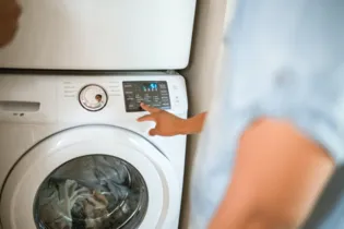 Associação recomenda economia de água em todos os condomínios paranaenses e sugere reaproveitar água da máquina de lavar roupas em calçadas