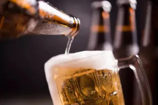 O brasileiro consome em média seis litros de cerveja por mês.
