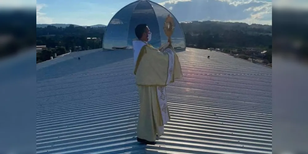 Após realizar as celebrações de Corpus Christi, o líder religioso subiu a uma altura de 12 metros, chegando na cúpula da nova matriz