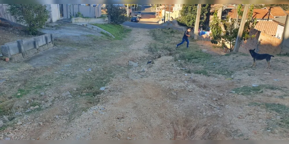 A rua Geni de Jesus Souza Ribas é tomada por buracos e valetas. Os moradores desafiam as autoridades a passar com o carro no local
