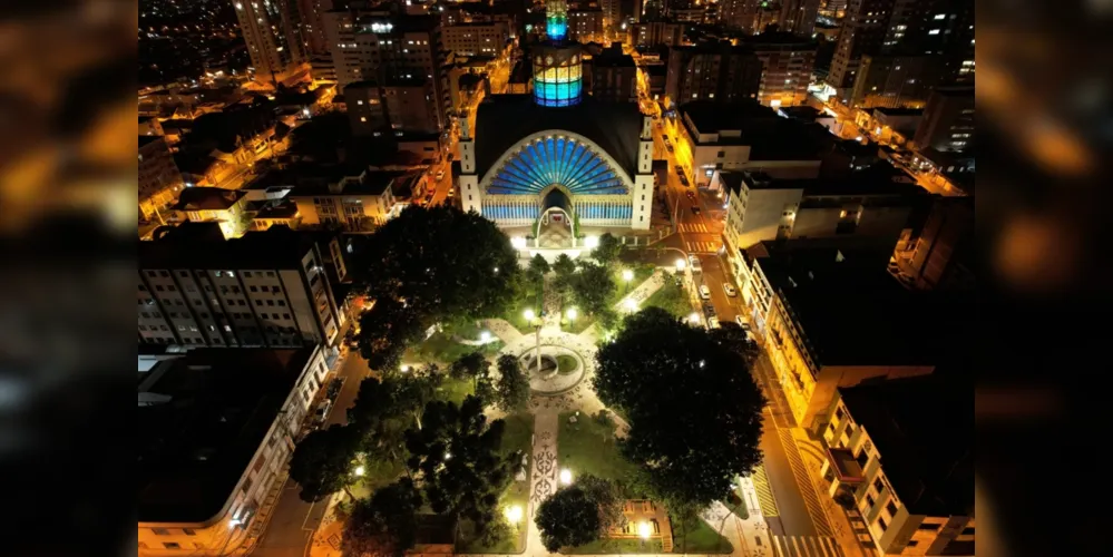 Otto Fabrício, da empresa Otto Drone, contemplou os internautas com uma bela foto noturna da Catedral da Senhora Sant´Ana