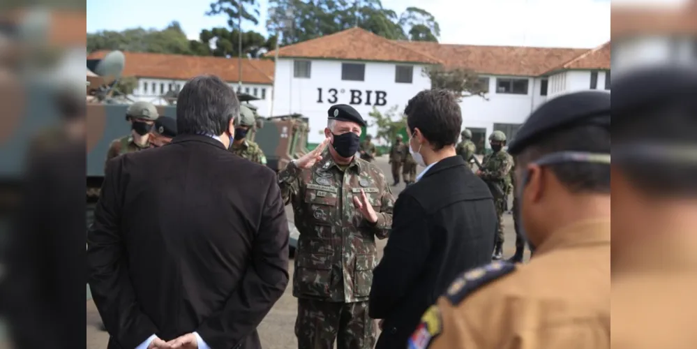 Ao centro, general Sergio Manoel Martins.