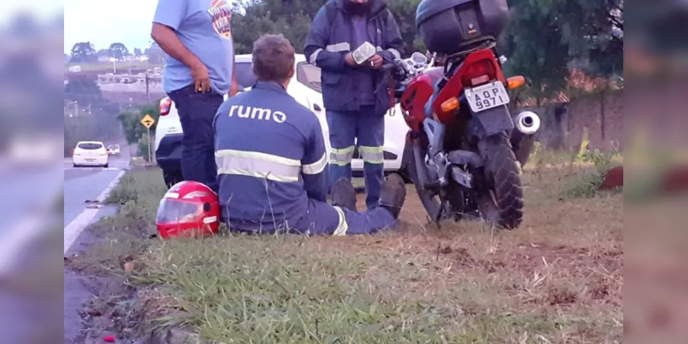 Colisão entre entre um carro e uma motocicleta deixa motoqueiro ferido na manhã desta quinta-feira (03)