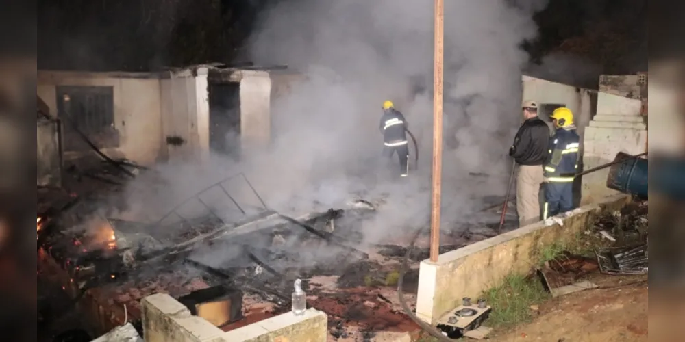 Casa de madeira foi totalmente destruída pelas chamas