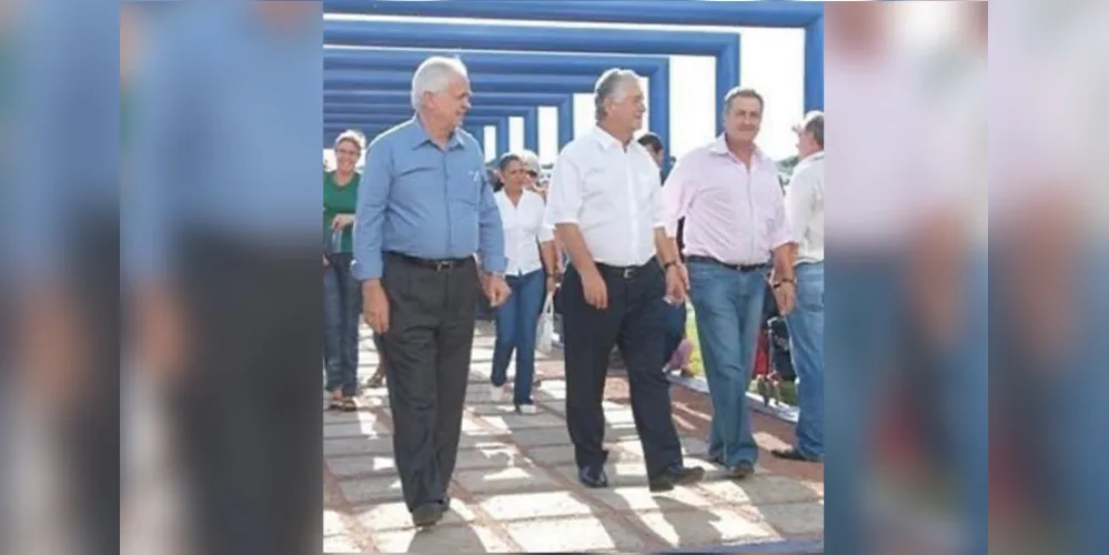 Ex-prefeitos de Ponta Grossa à esquerda e à direita.