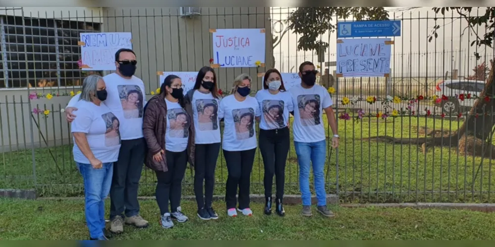 Familiares, amigos e conhecidos da professora Luciane Ávila, promoveram momentos antes do início do Júri o ato ‘Justiça por Luciane’