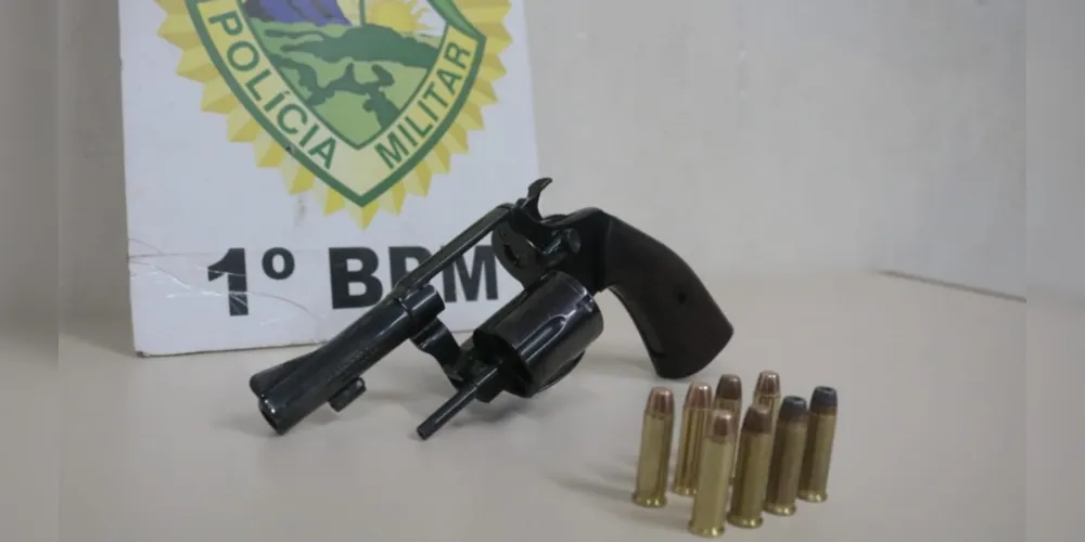 Arma ilegal estava com cinco munições e a polícia ainda encontrou mais três munições pelo estabelecimento comercial