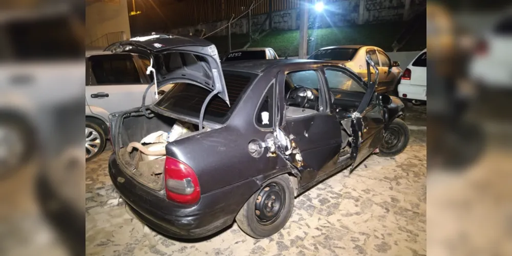 Três homens utilizaram um GM Corsa para roubar e carregar com diversos objetos usados para a fixação da linha férrea no Distrito de Guaragi
