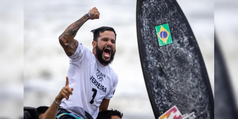 Brasileiro se torna o primeiro campeão olímpico do surfe
