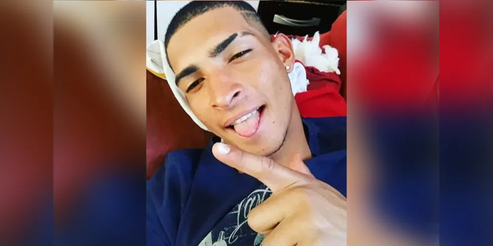 João Vitor da Annunciação Bastos, 21 anos, estava andando na rua quando dois homens armados fizeram a abordagem e efetuaram os disparos