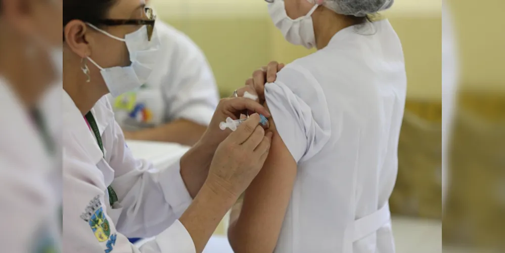 Das cerca 4,9 milhões de pessoas que foram incluídas nos grupos prioritários, 3,3 milhões já receberam a primeira dose do imunizante